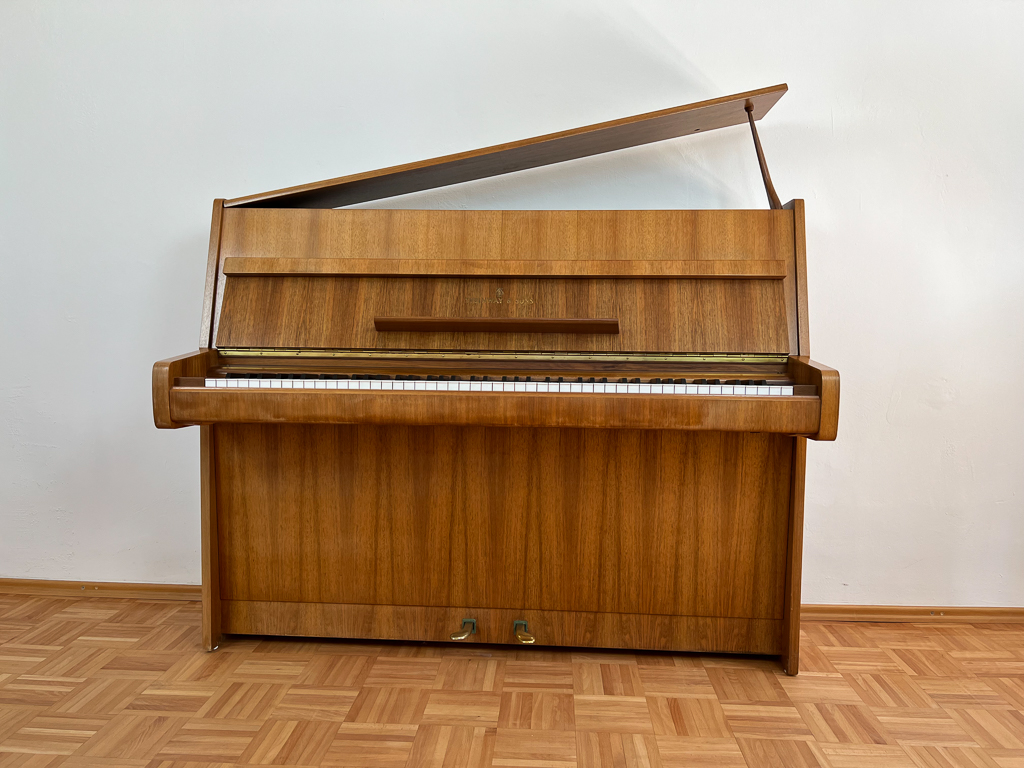 STEINWAY & SONS Z 114